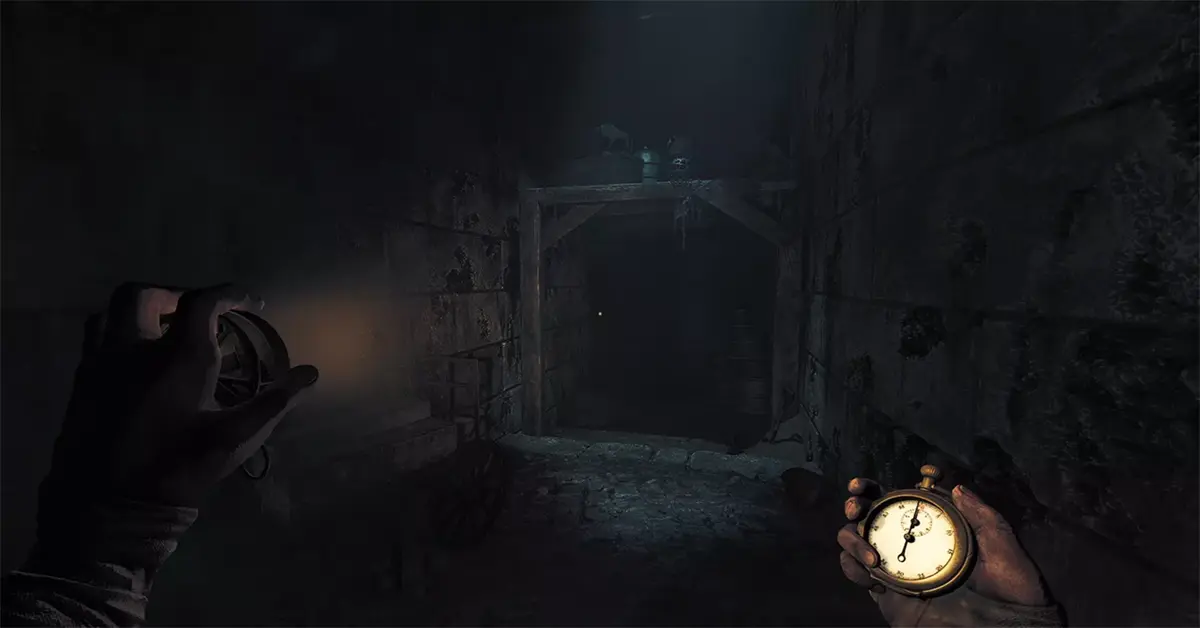 Ein Soldat mit einer Aufziehtaschenlampe in einem dunklen, klaustrophobischen Steinkorridor in Amnesia: The Bunker.