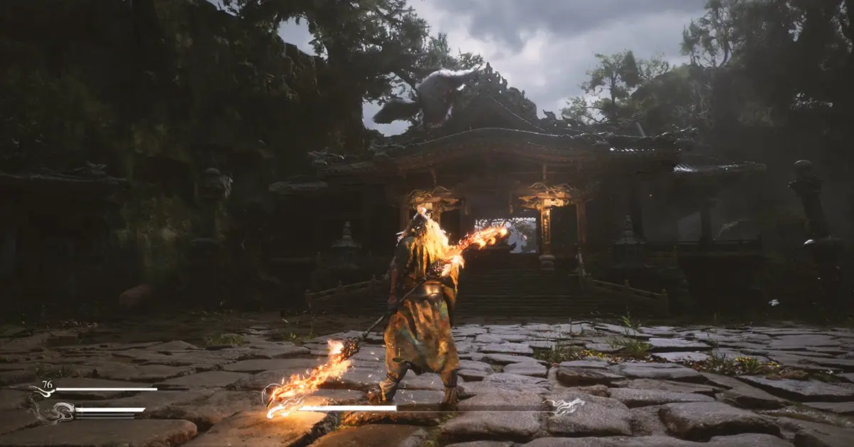 Der Auserkorene aus Black Myth Wukong mit seinem Stab in einem mystischen Wald