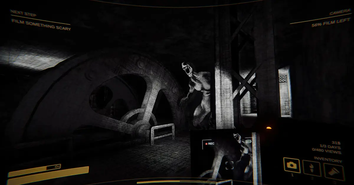 Content Warning-Spieler filmen ein Monster in einem dunklen Dungeon mit einer Handkamera