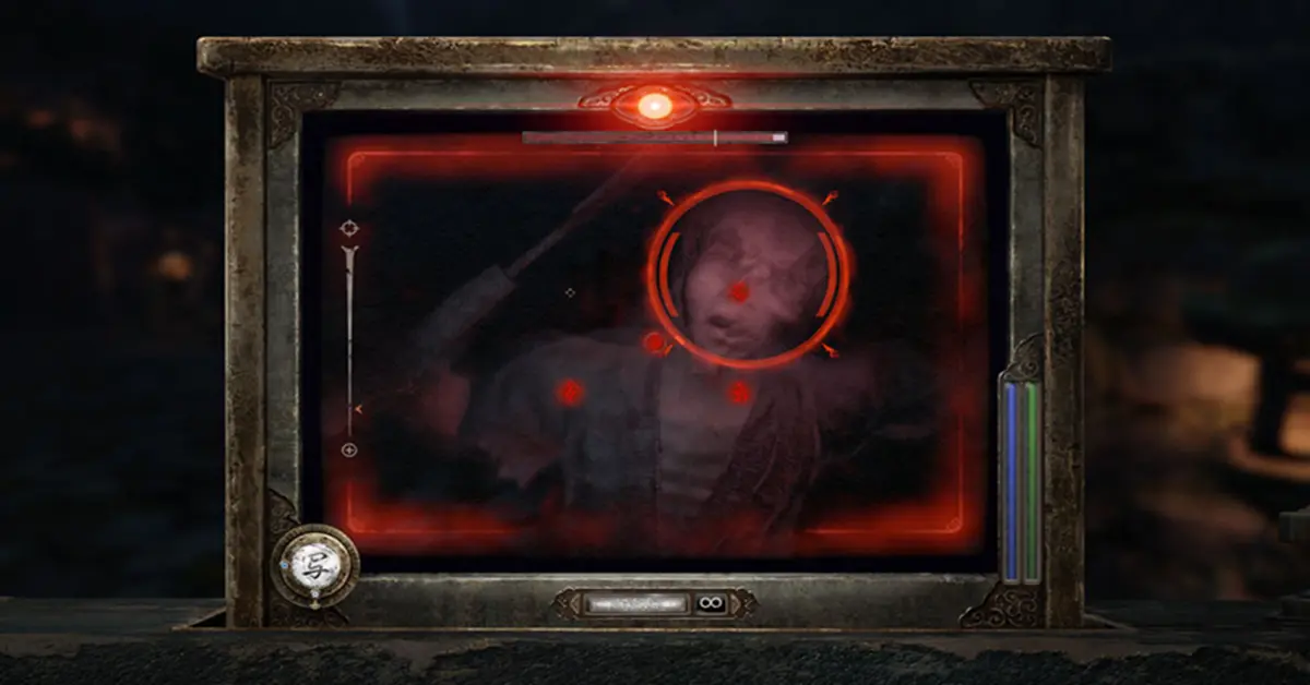 Mio blickt durch die Linse der Camera Obscura auf einen schrecklichen Geist im Fatal Frame 2 Remake