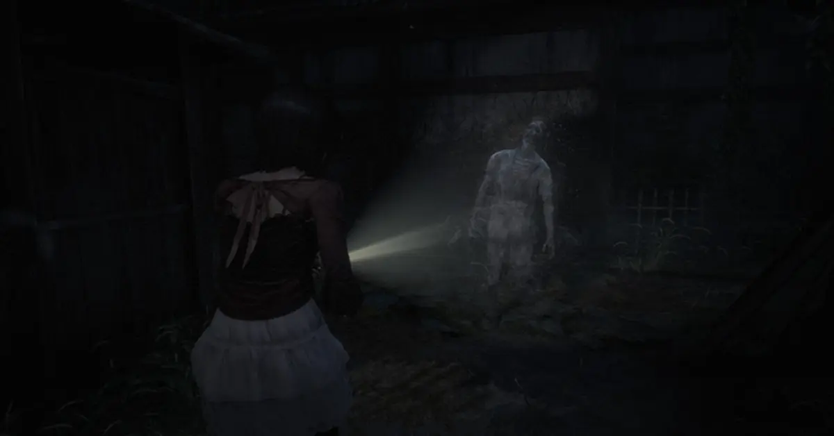 Mio zielt mit der Camera Obscura auf einen bedrohlichen Geist in Fatal Frame II Remake