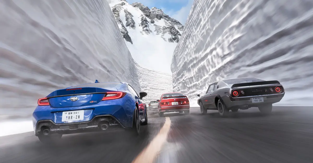 Eine detaillierte Ansicht eines modifizierten JDM-Driftautos, das einen engen, regennassen Gebirgspass in Forza Horizon 6 navigiert.