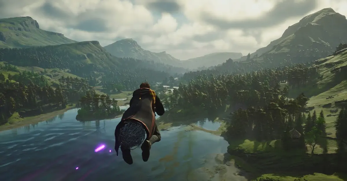 Ein Spielercharakter, der auf einem Besen über die schottischen Highlands in Hogwarts Legacy fliegt