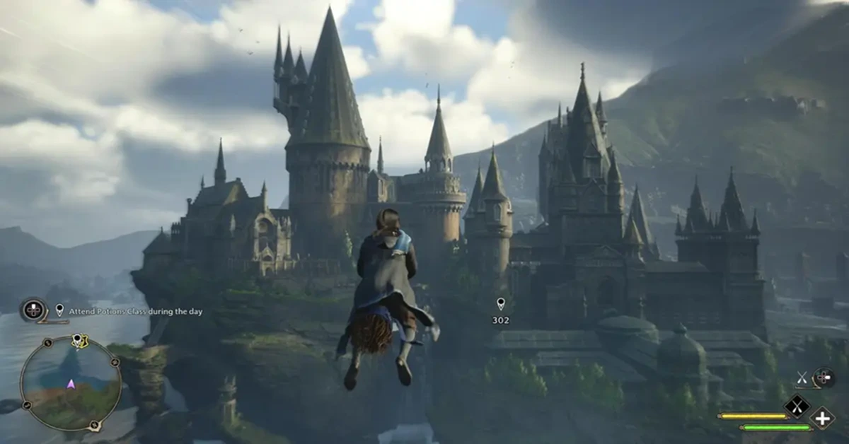 Hogwarts Legacy-Charakter fliegt auf einem Besen über die schottischen Highlands.