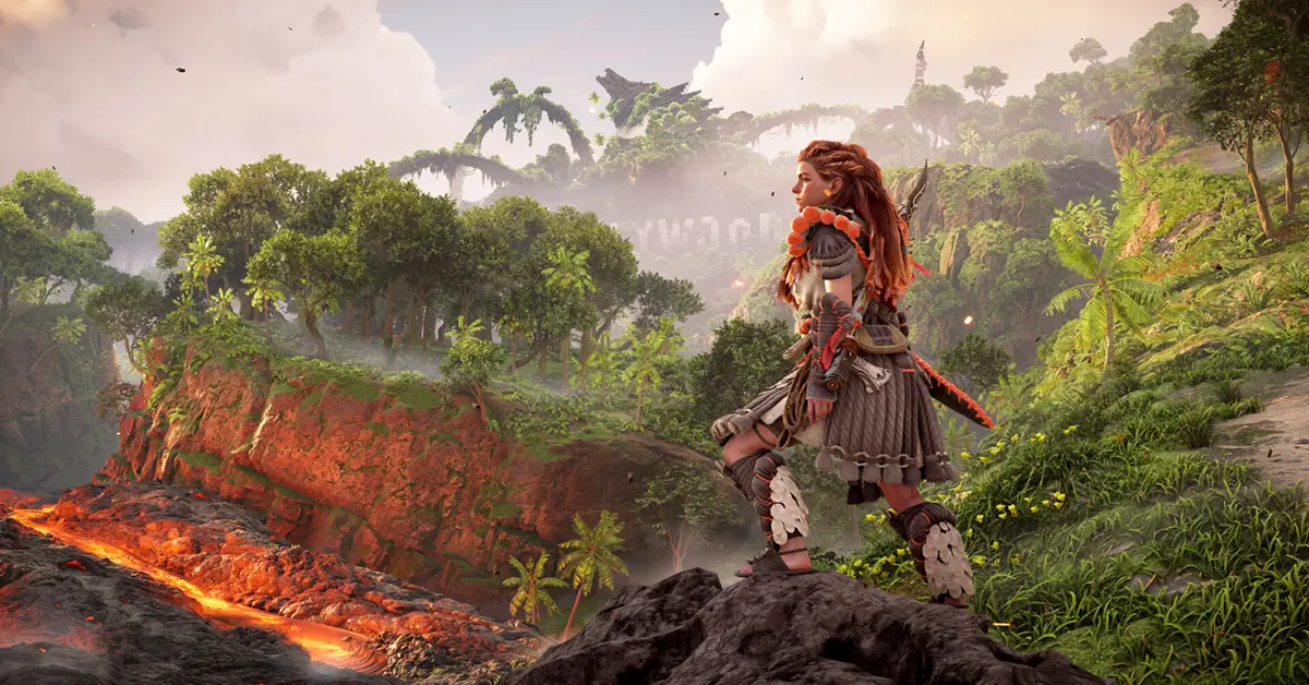 Aloy blickt auf eine postapokalyptische, überwucherte Stadt in Horizon Forbidden West Complete Edition auf dem PC
