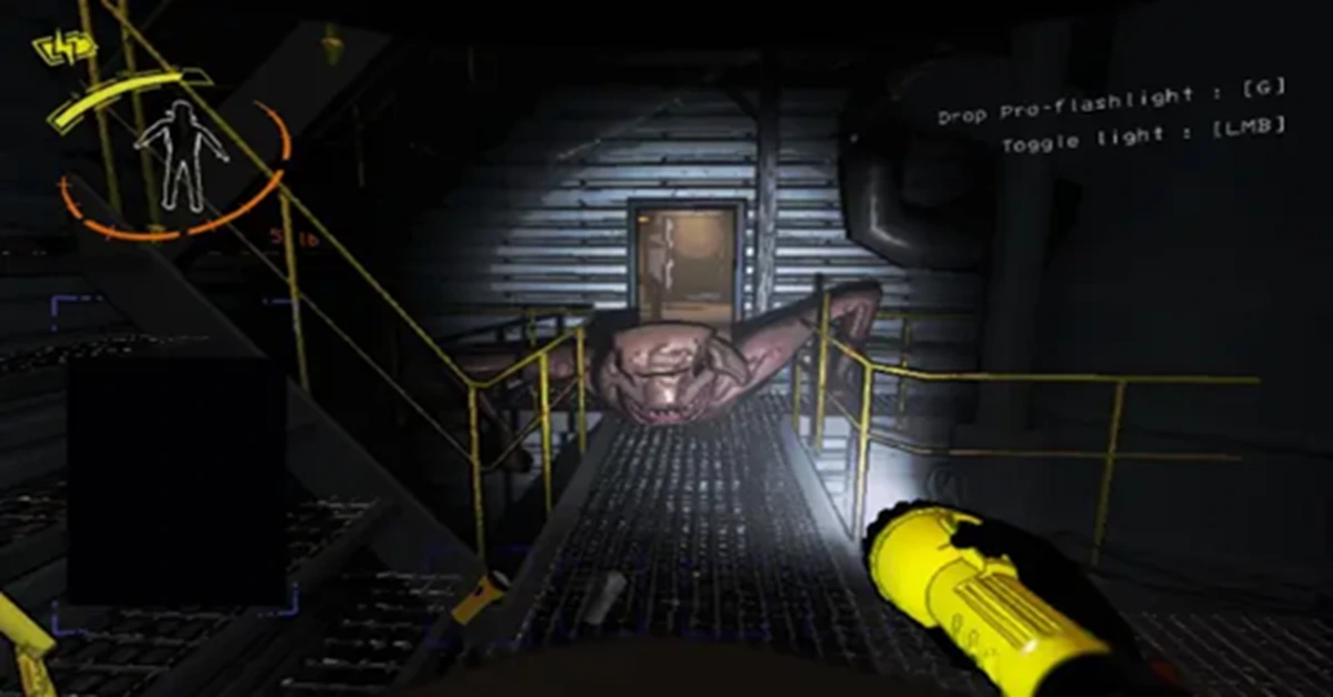 Lethal Company-Spieler schleppen schweren Metallschrott an einem gefährlichen Thumper-Monster vorbei