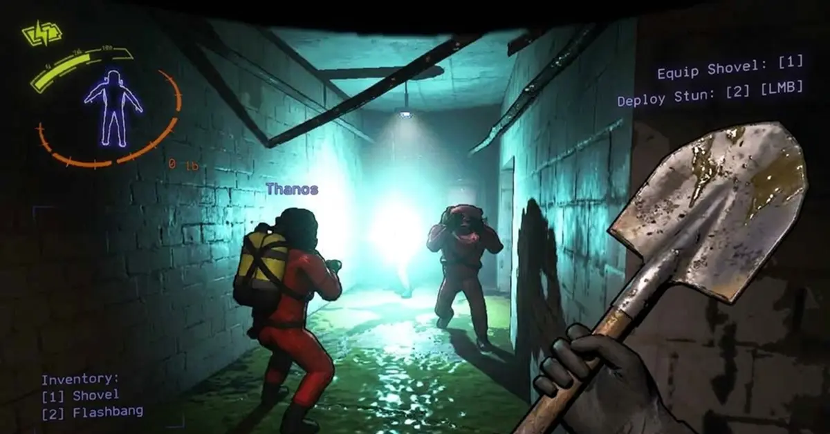 Spieler mit Schaufel und Blendgranaten in einem dunklen Industriekorridor in Lethal Company.