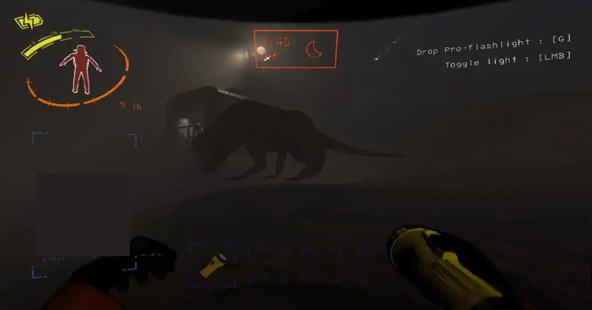 Egoperspektive eines Spielers, der sich im Raumschiff in Lethal Company vor einem riesigen augenlosen Hunde-Monster versteckt