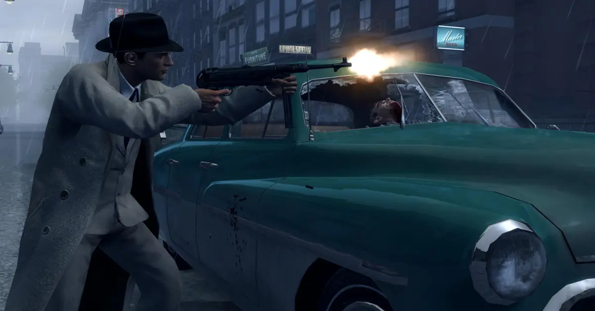 Vito Scaletta sucht während eines Schusswechsels in Mafia II: Definitive Edition Deckung hinter einem Oldtimer