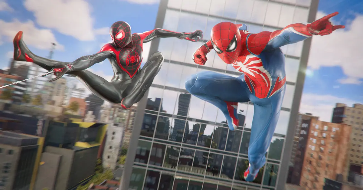 Peter Parker und Miles Morales schwingen durch den Himmel eines New York City mit Raytracing.
