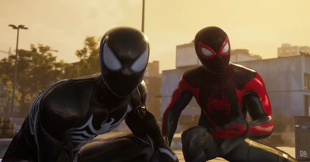 Peter Parker und Miles Morales stehen gemeinsam in ihren Spider-Man-Anzügen auf einem Dach in New York City.