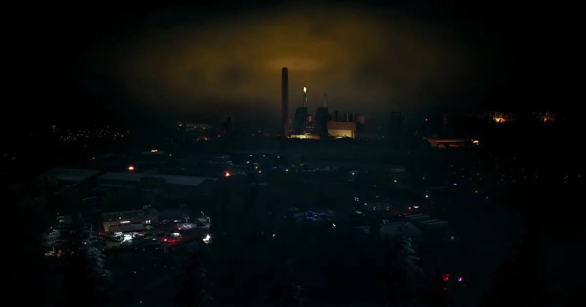 Ein Überlebender durchquert einen finsteren Industriekomplex in No More Room in Hell 2