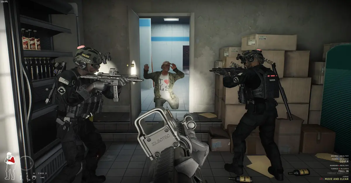 Ego-Perspektive eines SWAT-Beamten, der mit einem Gewehr samt Taschenlampen-Aufsatz zielt