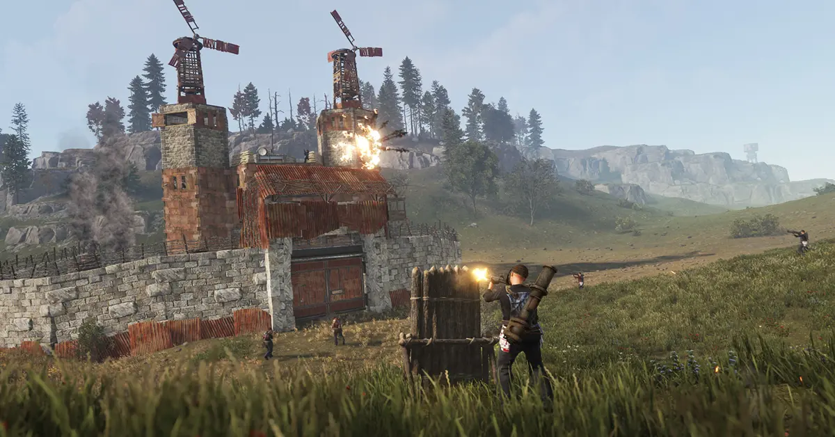 Ein Spieler steht bei Sonnenaufgang vor einer befestigten Metallbasis in Rust und hält ein selbst hergestelltes Sturmgewehr.